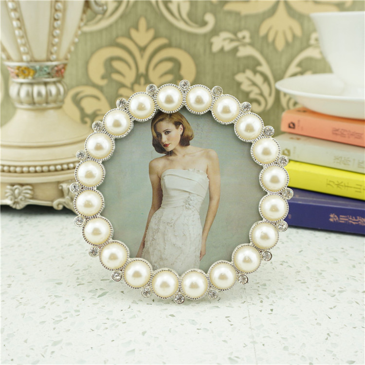 Round Pearl and Crystal Photo Frame