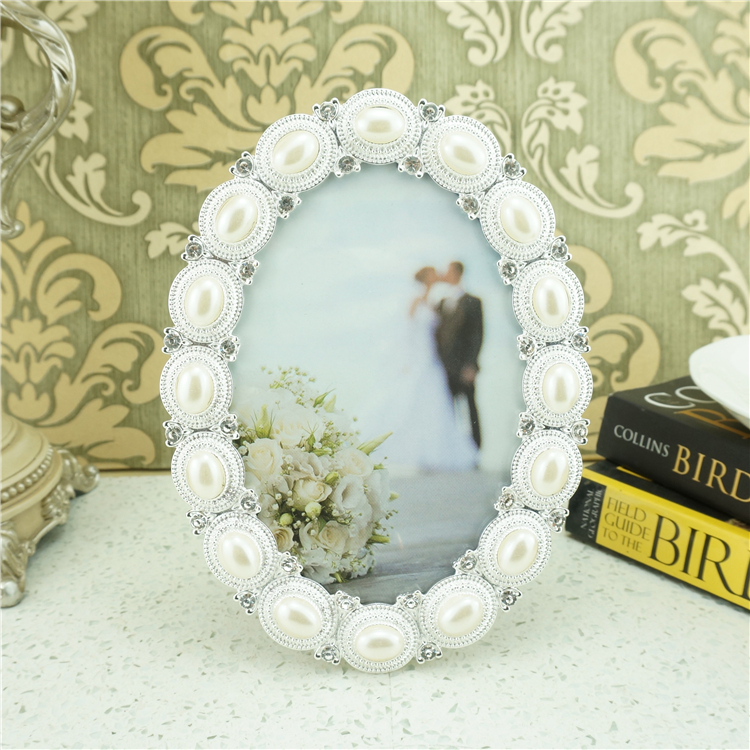 Oval Pearl Medallion Photo Frame