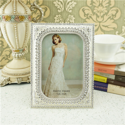 Scroll Medallion Crystal Rounded-Aperture Photo Frame